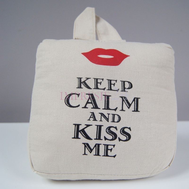 Stoper do drzwi z napisem "Keep calm and kiss me"